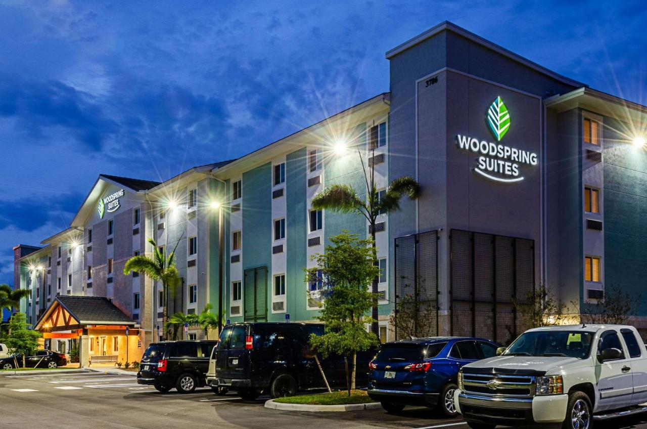 Woodspring Suites Naples Golden Gate Екстериор снимка