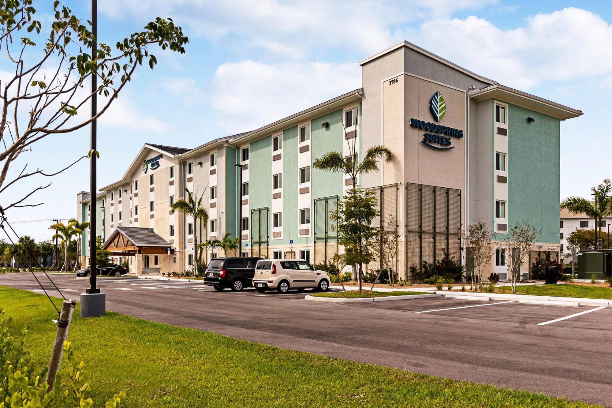 Woodspring Suites Naples Golden Gate Екстериор снимка